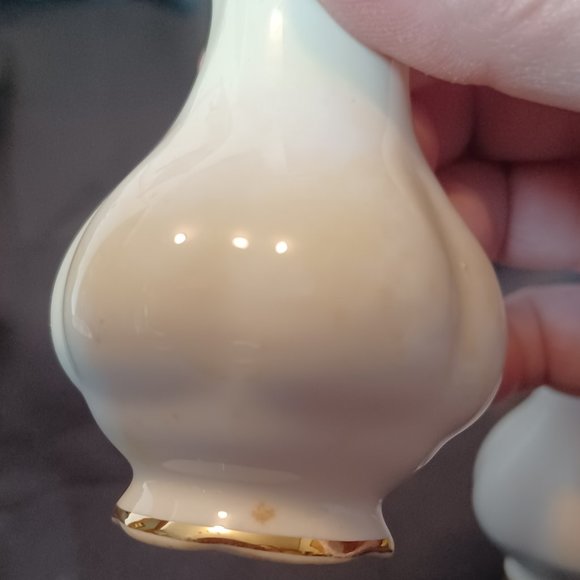 Vintage Royal Albert Val D'Or Salt and Pepper shakers. - Picture 10 of 10